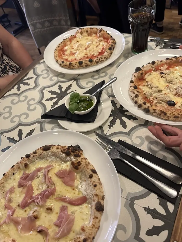 Anastasiia Sidorova_Tredici Wood Fired Pizzeria_Grimsby_review