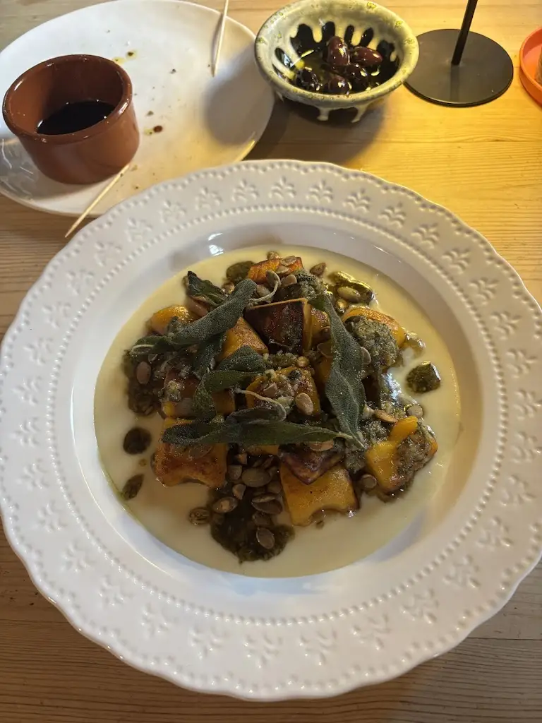 Stephanie Andrews-Brown_The Crown Inn, Harbury_Harbury_review