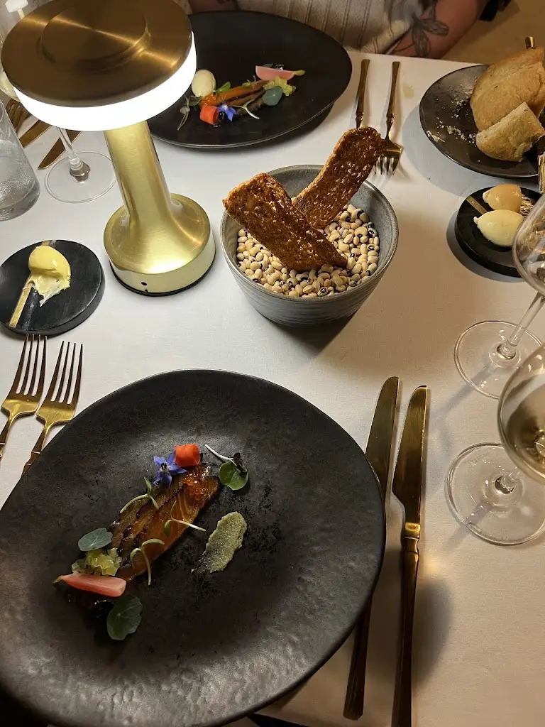 Emily Dunne_Hibiscus_Hardingstone_recensione