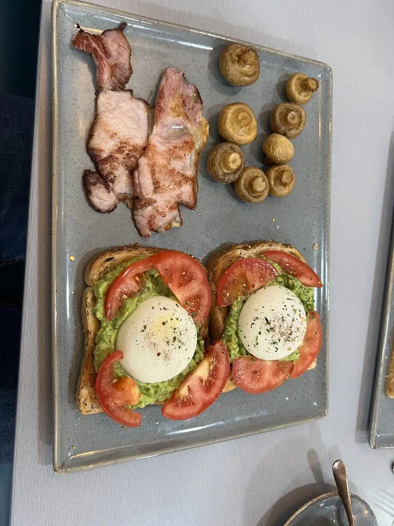 Musamer Shamil_Harefield Village Café_Harefield_review