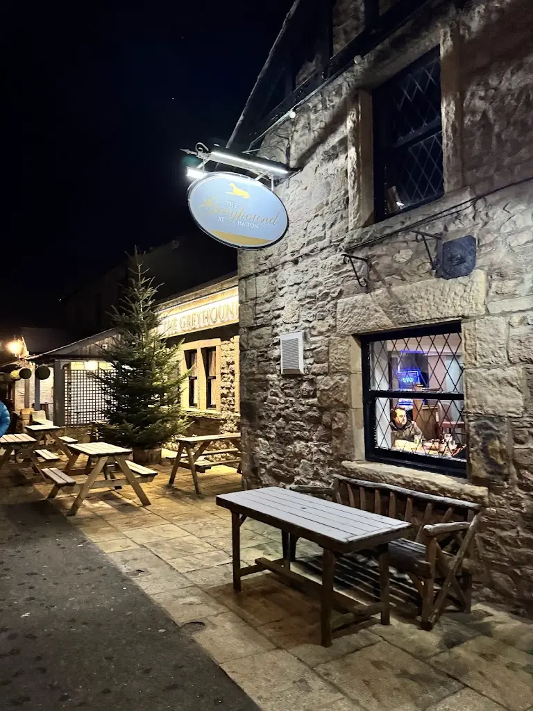 Karen Hart_The Greyhound at Halton_Halton_review