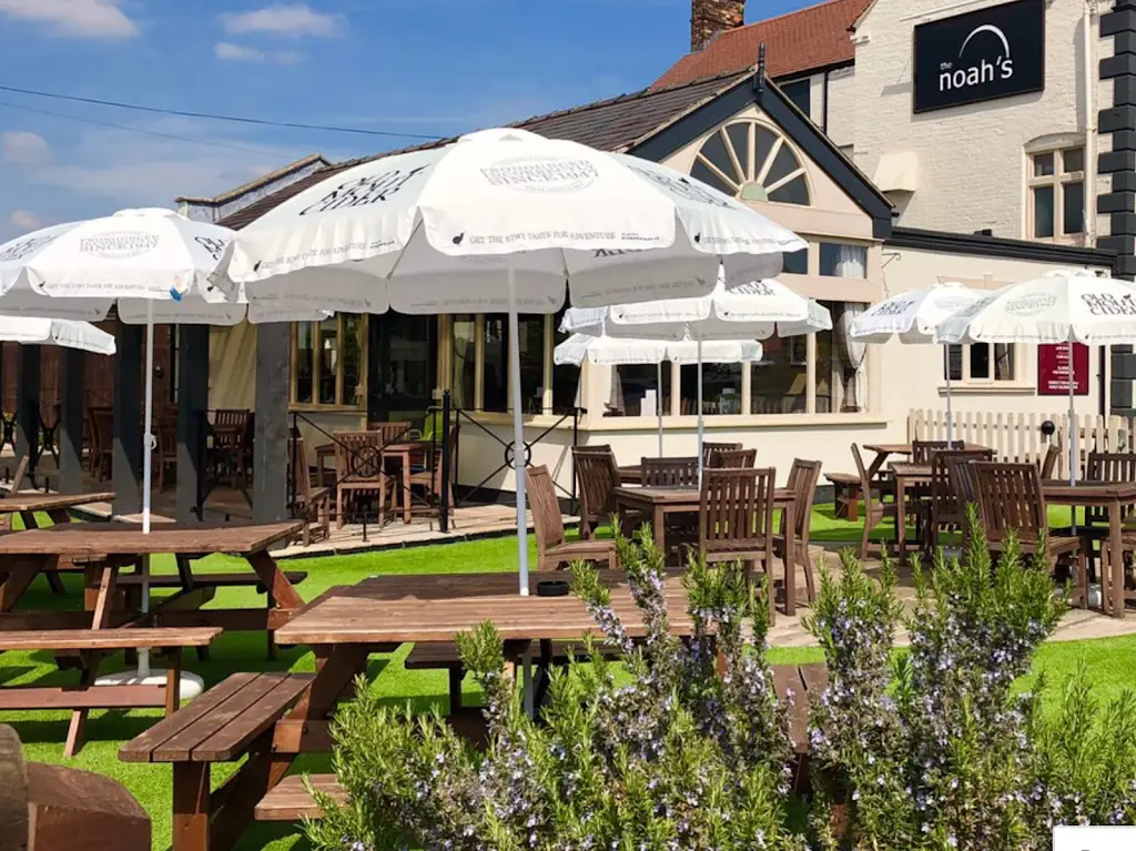 Noah's Bar and Restaurant_Hartshill_slider_image_3