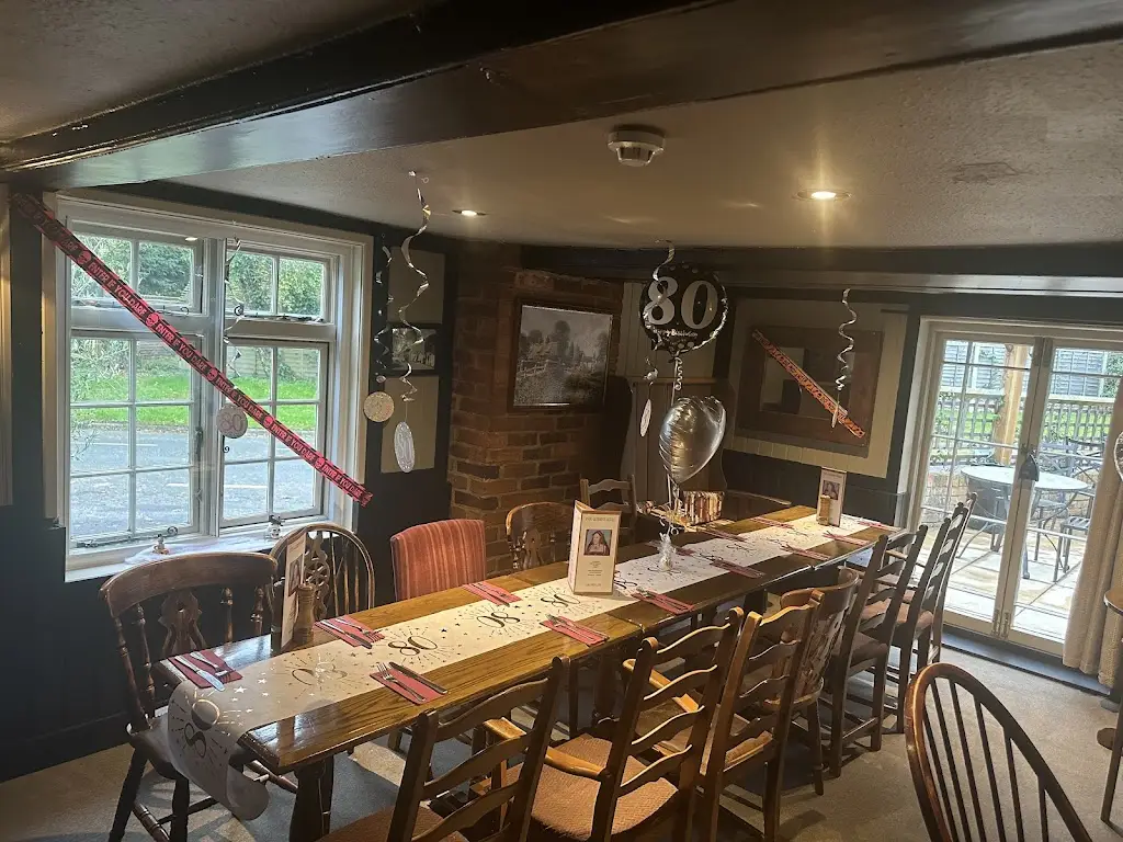 The Queens Head Dogmersfield_Hartley Wintney_slider_image_1