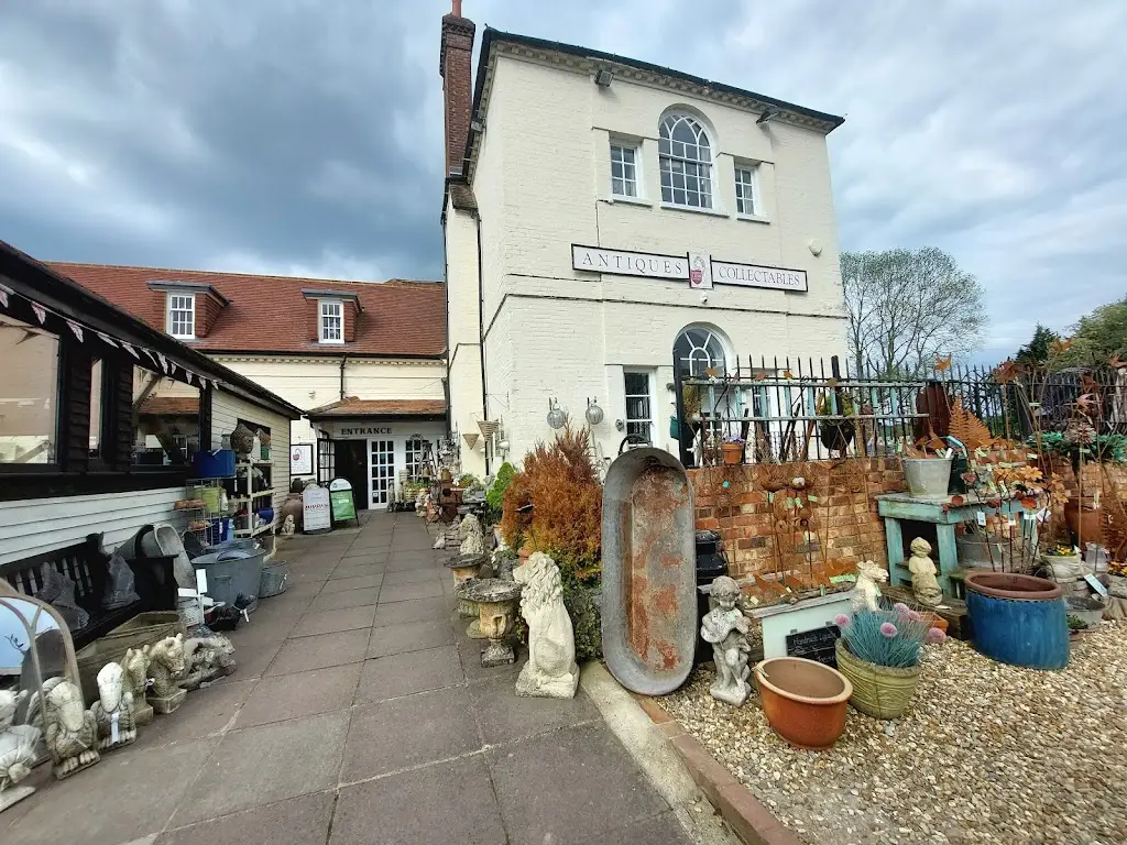 Gill P_White Lion Antiques - Hartley Wintney_Hartley Wintney_review