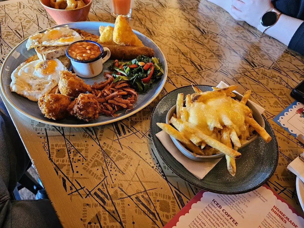 Novo Lounge_Harlow_slider_image_2