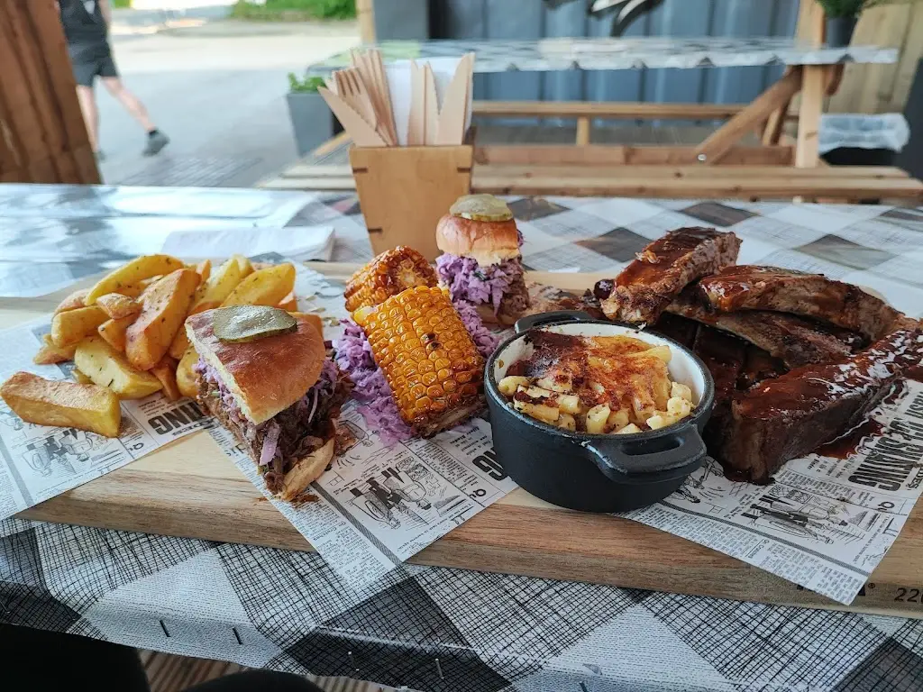 Menu_Two greedy pigs_Harlow_image_5