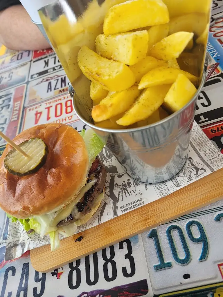 Menu_Two greedy pigs_Harlow_image_6