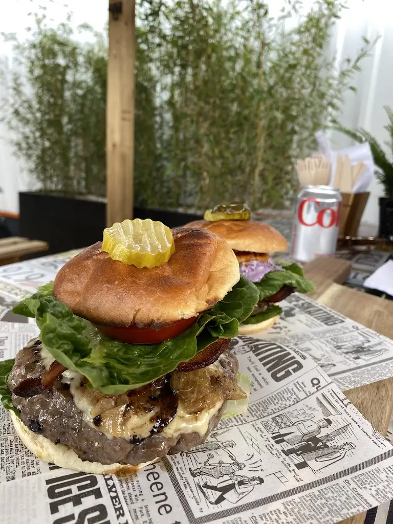 Menu_Two greedy pigs_Harlow_image_7