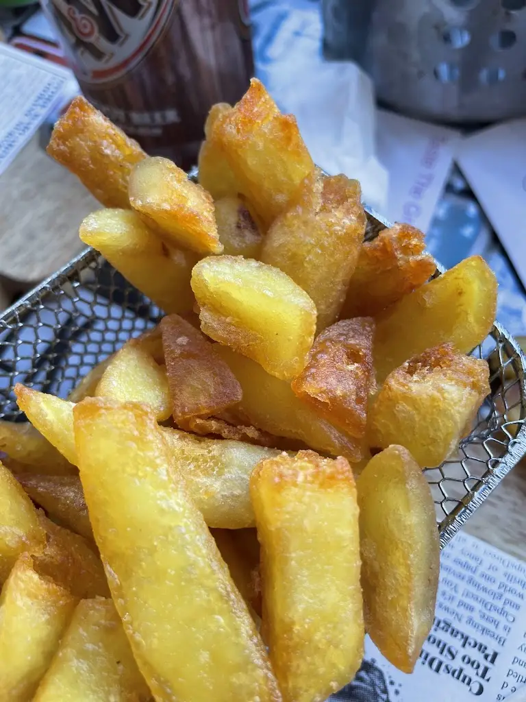 Andrew Sonny_Two greedy pigs_Harlow_review