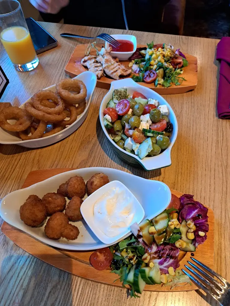 Halyna Yarotska_The Greyhound_Harlow_review