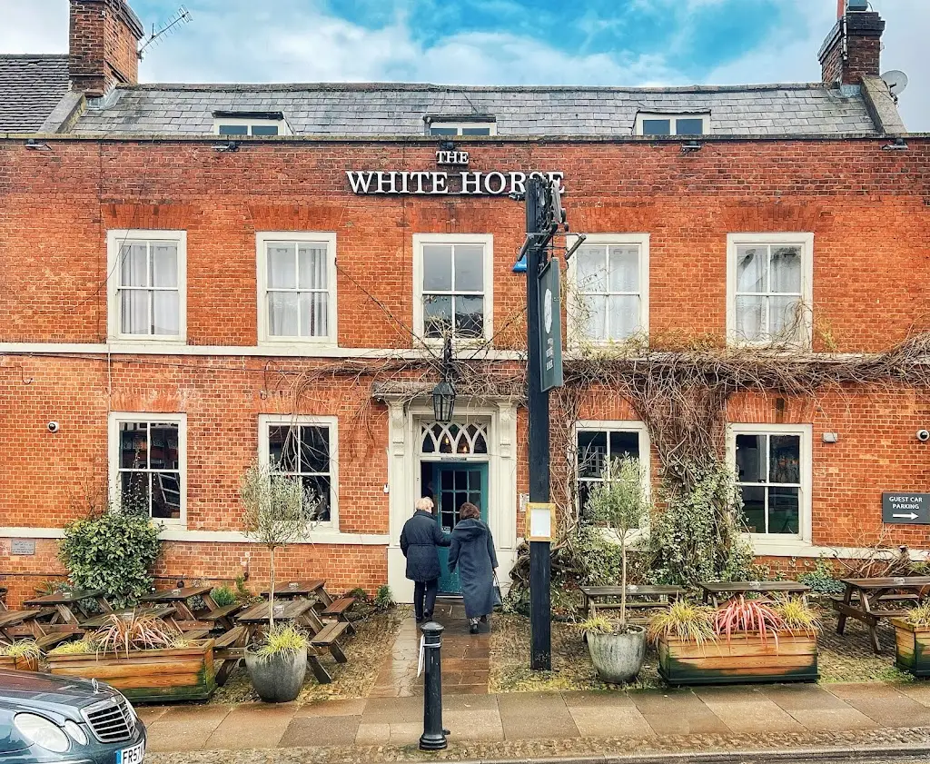 UK Photo Journey_The White Horse_Haslemere_review