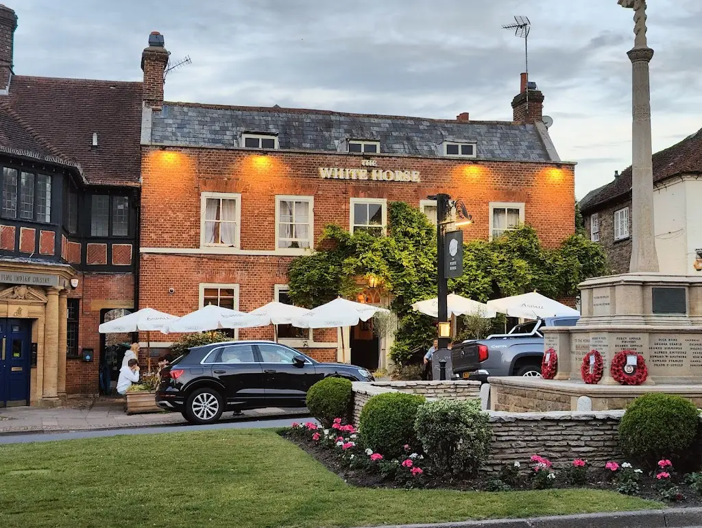 The White Horse_Haslemere_slider_image_3