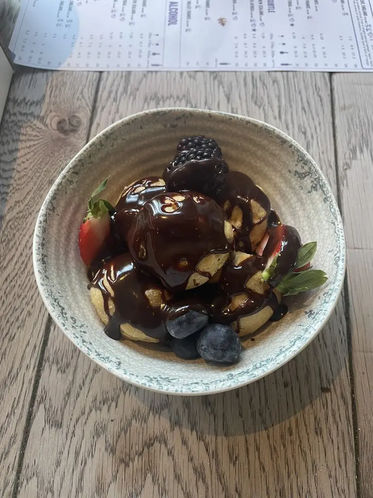 Josie Gilbert_The Great House_Hawkhurst_review