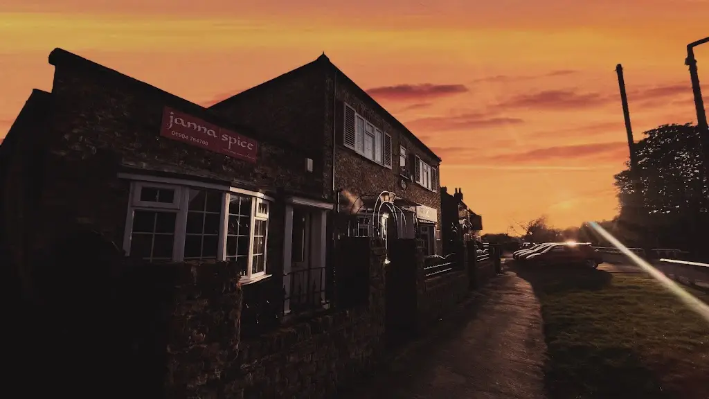 JANNA SPICE_Haxby_slider_image_3