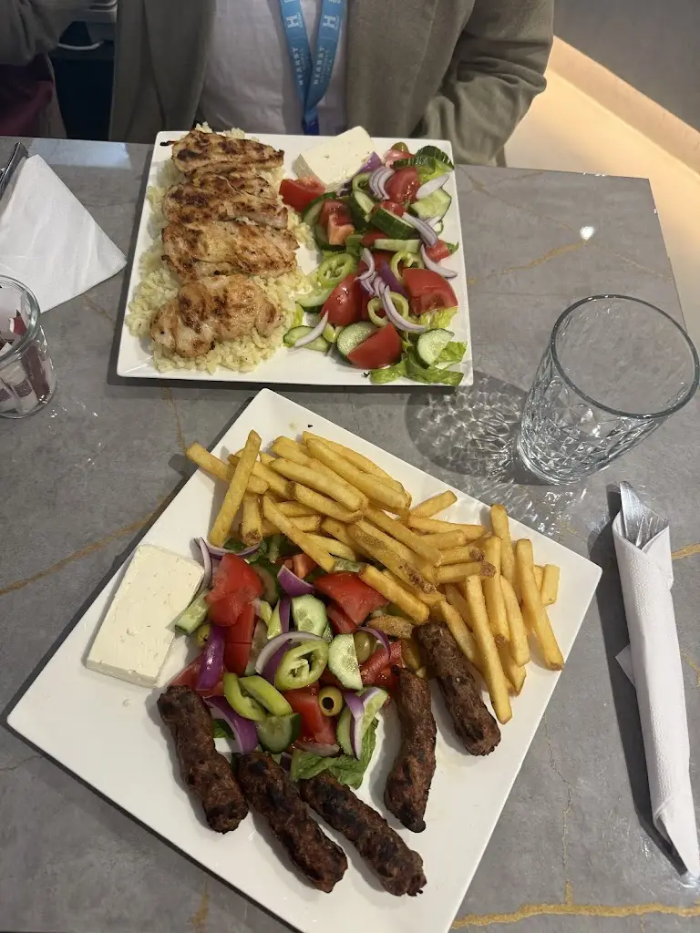 Konrad Zawisza_Emilia Coffee and Grill_Hayes_review