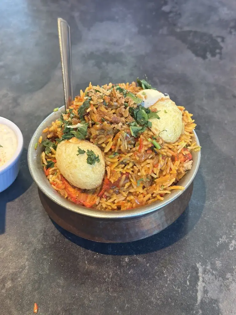 R S_Takaa Tak, Hayes_Hayes_review