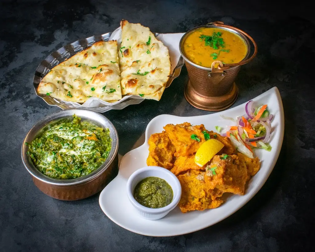 Takaa Tak, Hayes_Hayes_slider_image_3