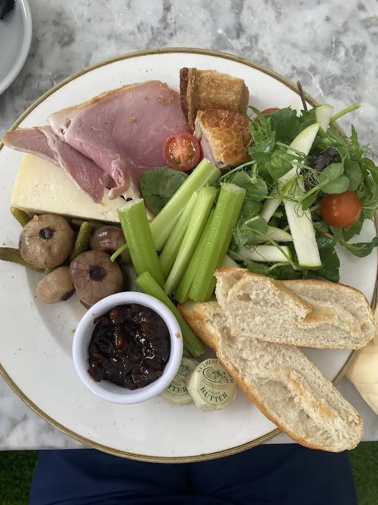 Kirsty Ball_The Black Boys Hotel_Aylsham_review