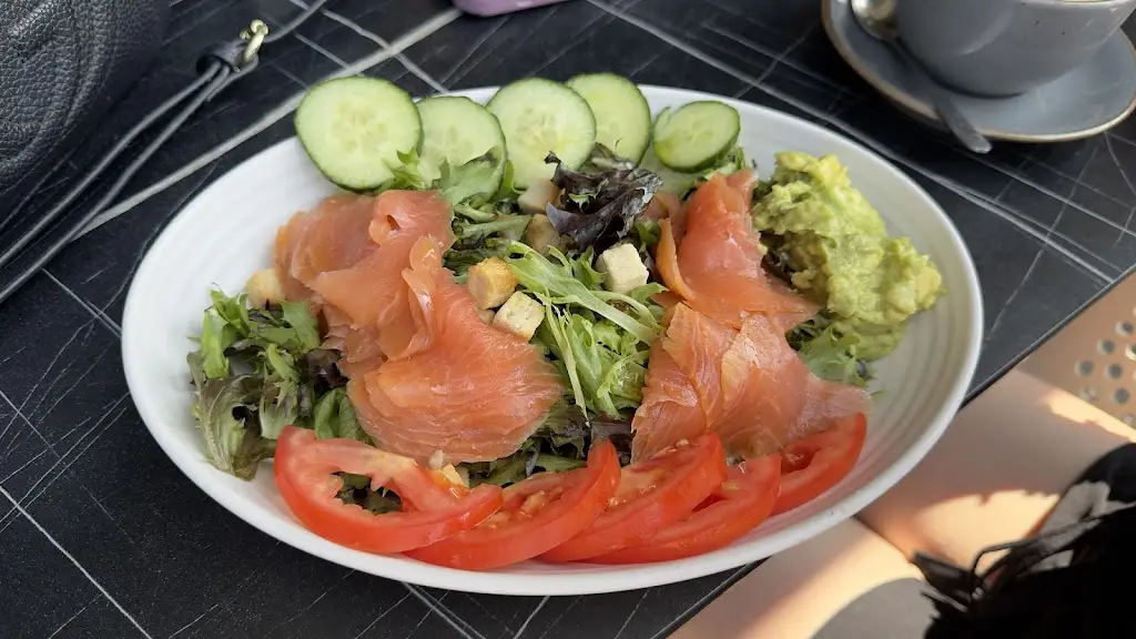 Daniel Hales_Isla Bay Seafront Kitchen_Hayling Island_review