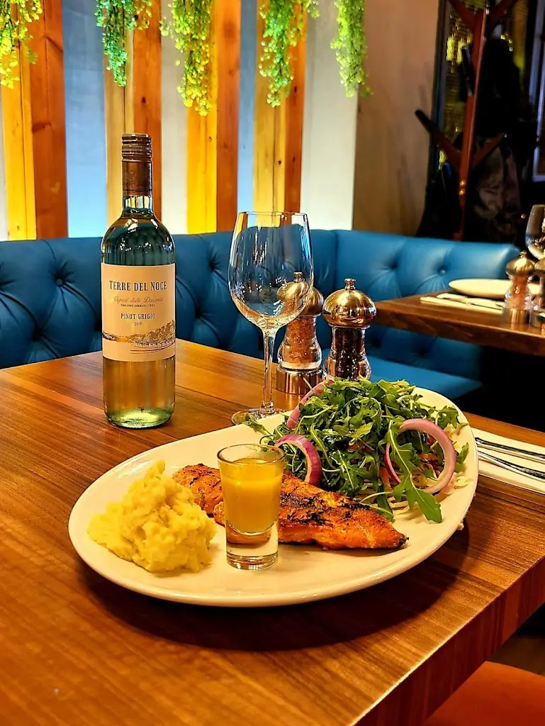 Opuz Kitchen & Bar Hemel_Hemel Hempstead_slider_image_3