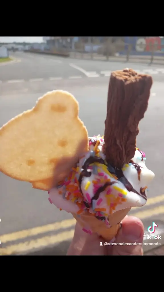 Steven Alexander Simmonds_Madison's Coffee & Donuts_Hemsby_review