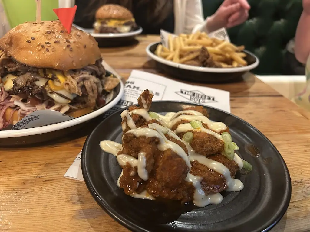 R Webb_The Beefy Boys_Hereford_recensione