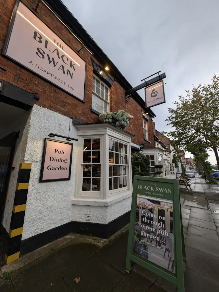 The Black Swan_Henley in Arden_slider_image_1