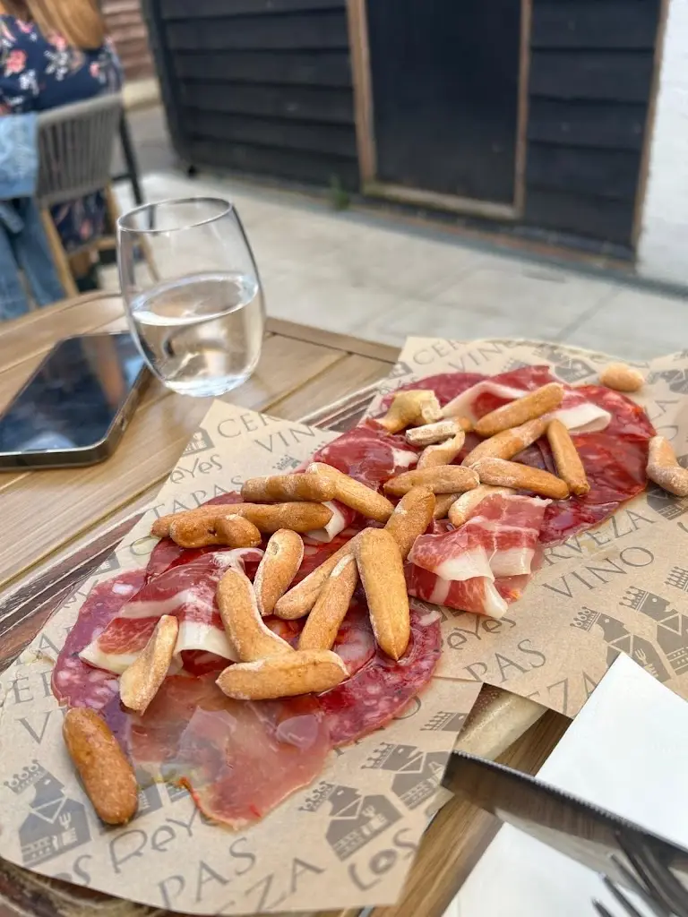 Tatum Faure_Los Reyes_Hitchin_review