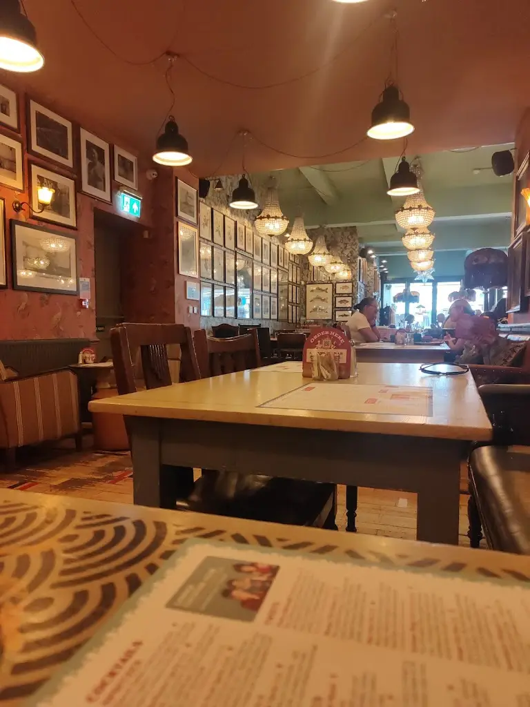 Emil Zaman_Granello Lounge_Hitchin_review