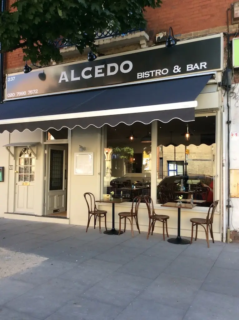 Alcedo Bistro & Bar restaurant in Holloway