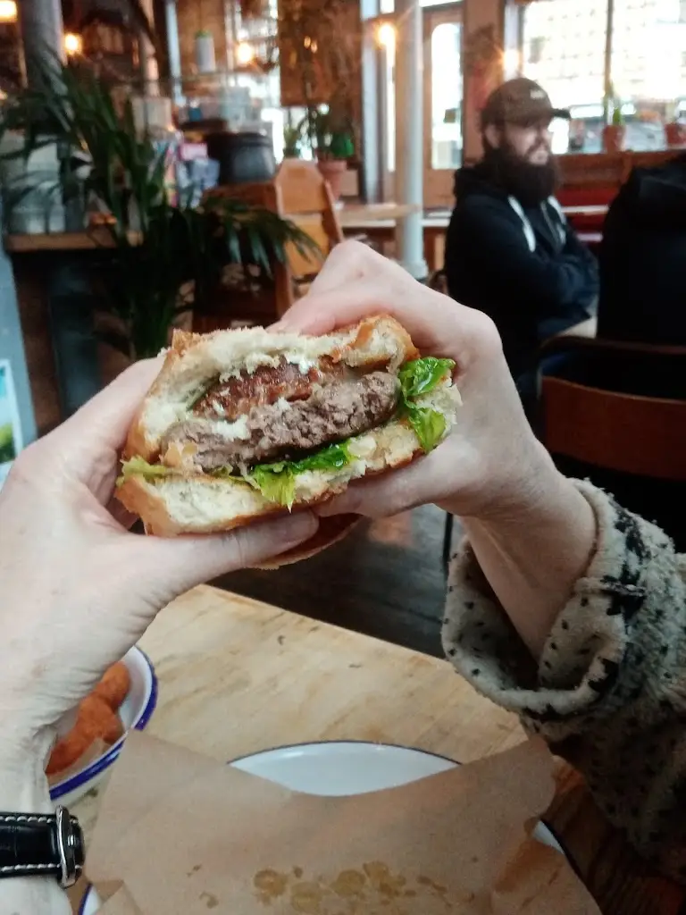 Jessica Sinclair_The Spoke_Holloway_review