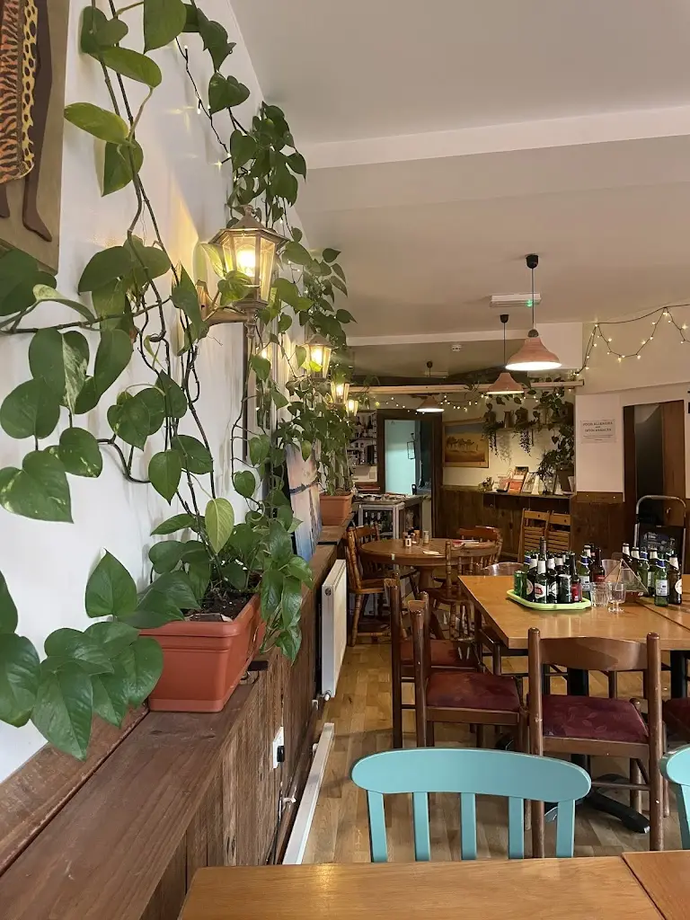 Alice Glass_Keren View_Holloway_review