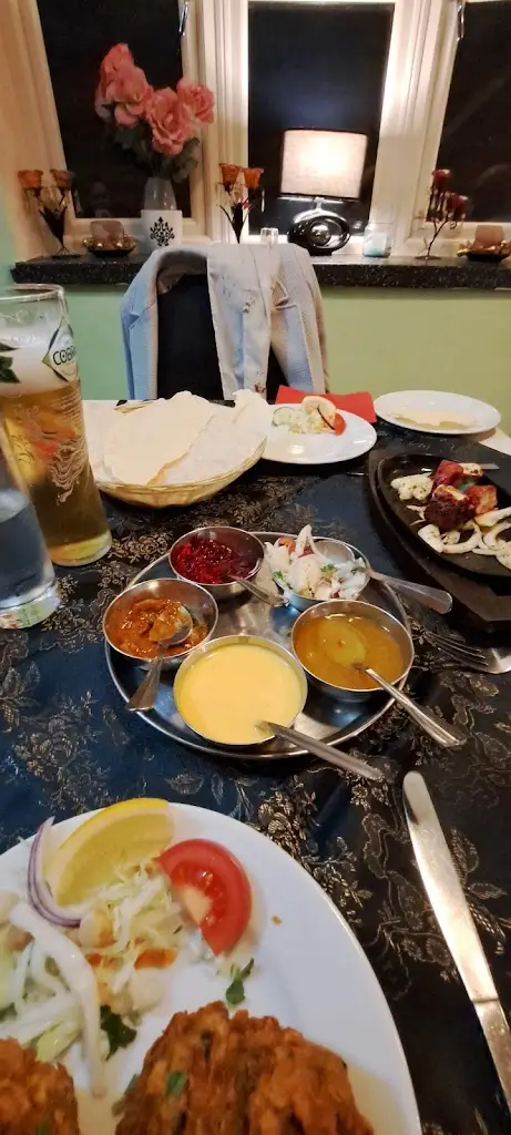 Zaras _Hollym_slider_image_2