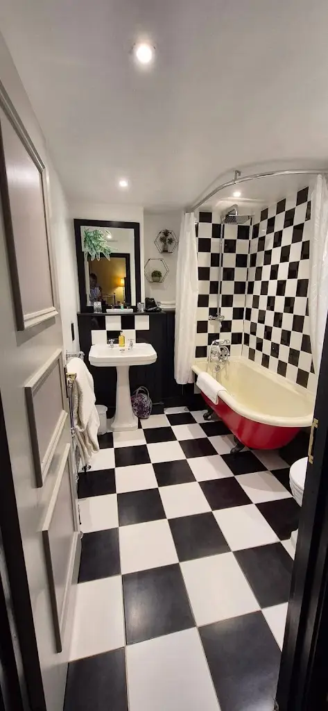 Lynn Wedge_The Kings Head_Holt_review