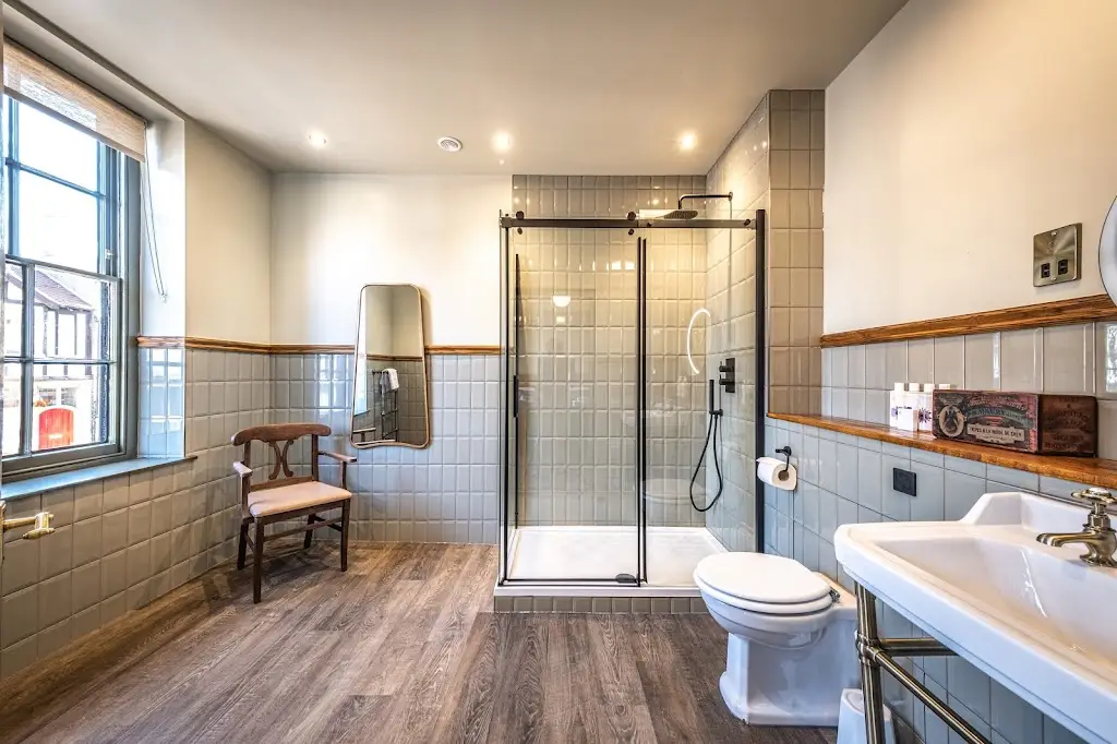 The Feathers_Holt_slider_image_2