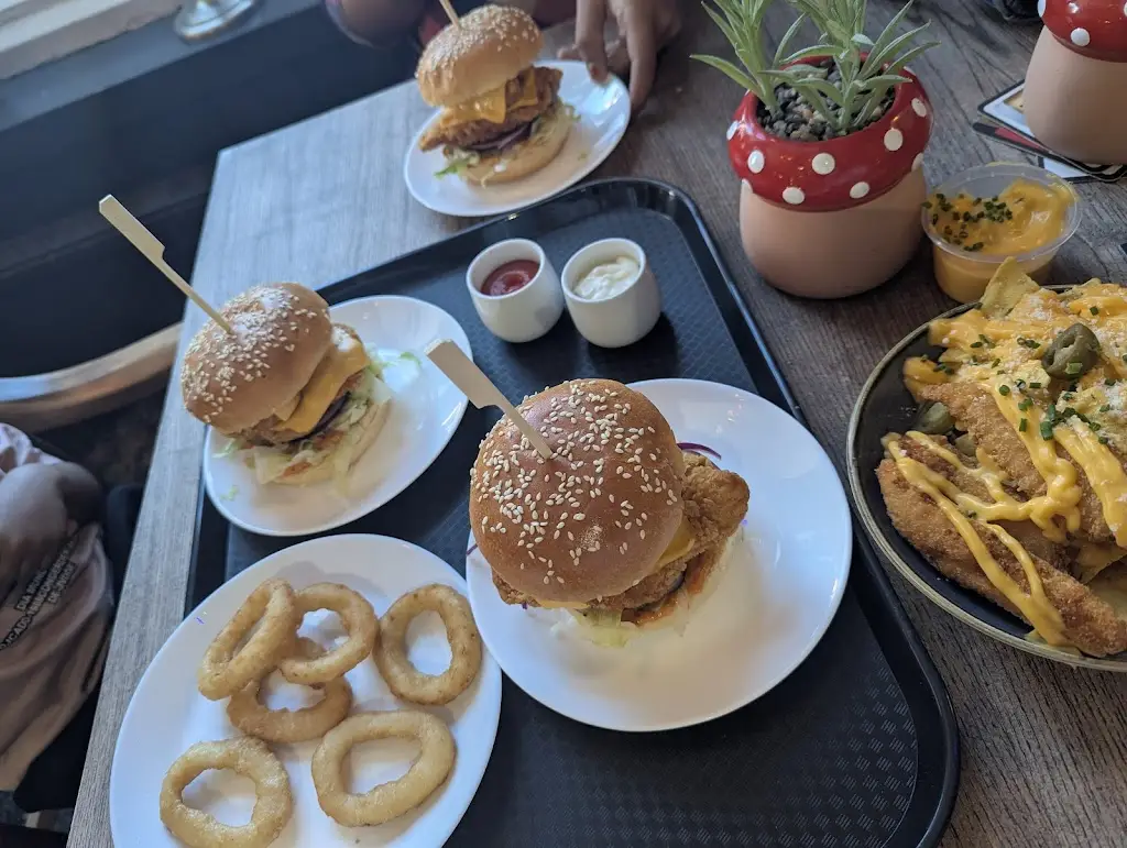 Ezhil Krish_Smash 'N' Sizzle / Bowlzza_Hoole_recensione