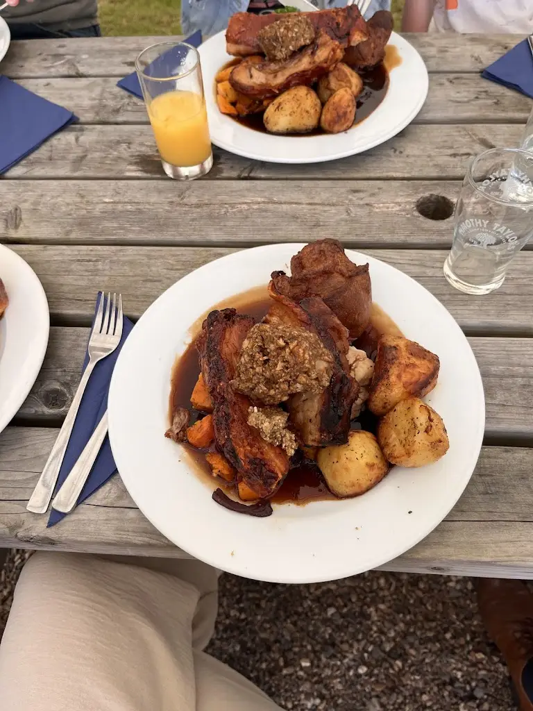 Sara Johnson_Horse & Groom_Horam_review