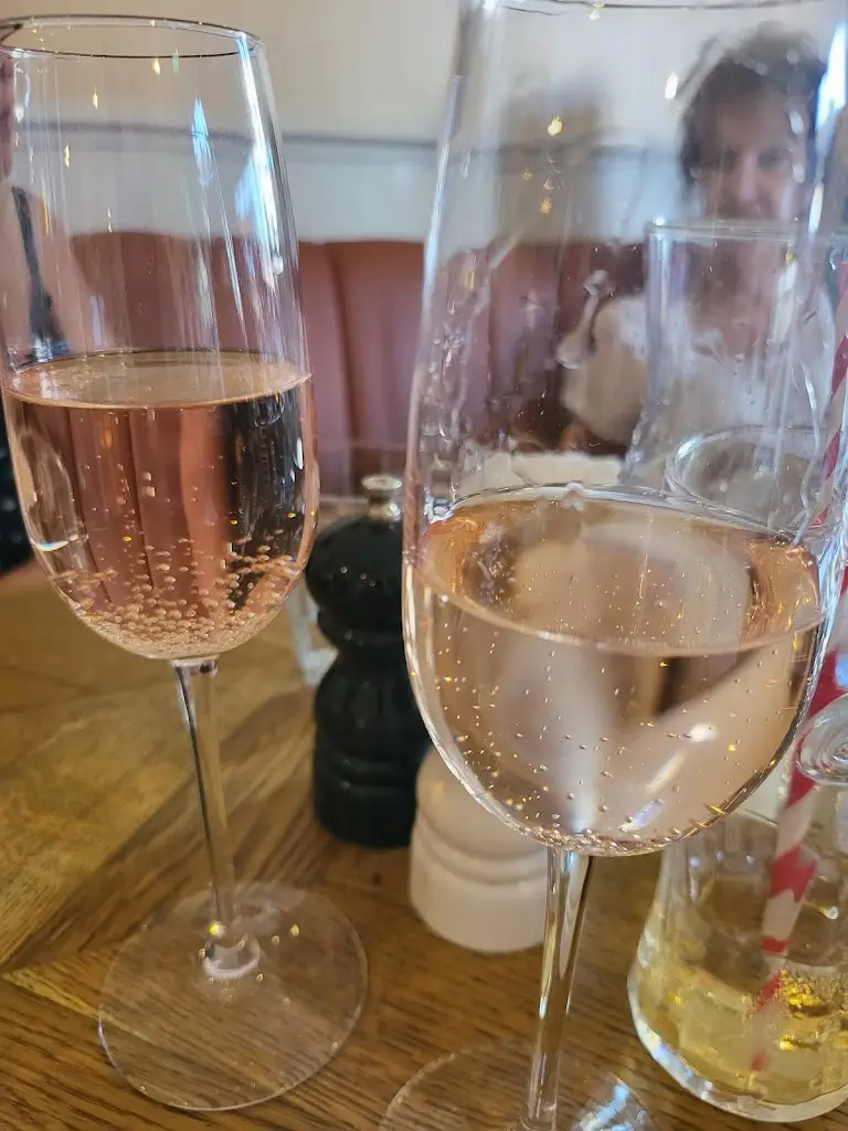 Charles Weir_Mustis Grill & Bistro_Horley_review