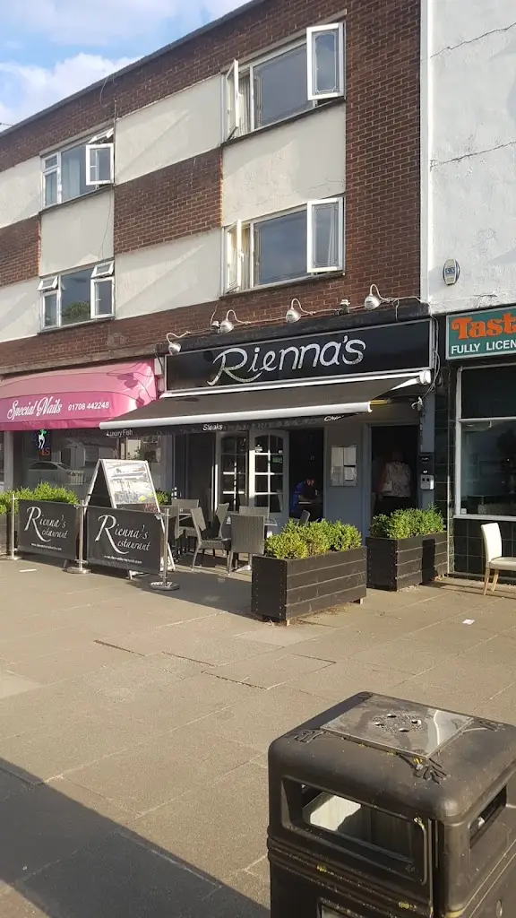 Riennas Restaurant restaurant in Hornchurch