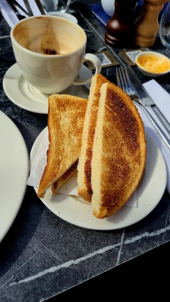 Alex Gallacher_Côte Horsham_Horsham_review