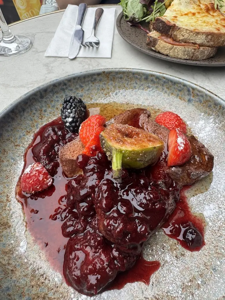 Amy Hendry_Six - Brighton & Hove_Hove_review