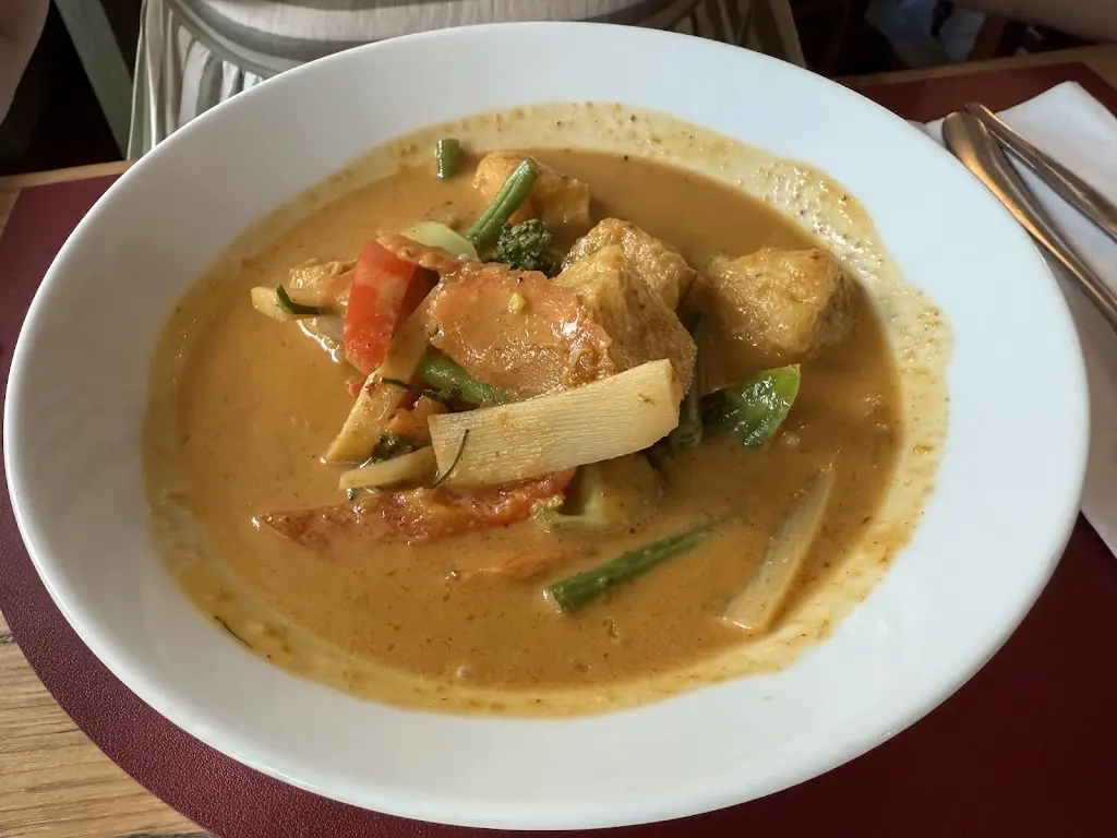 Frances Almeida-Davis_Elephant & Castle_Hurst_review