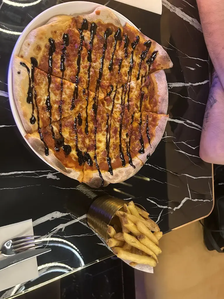 Ellie Chaplin_The Vault 327_Hurst_recensione