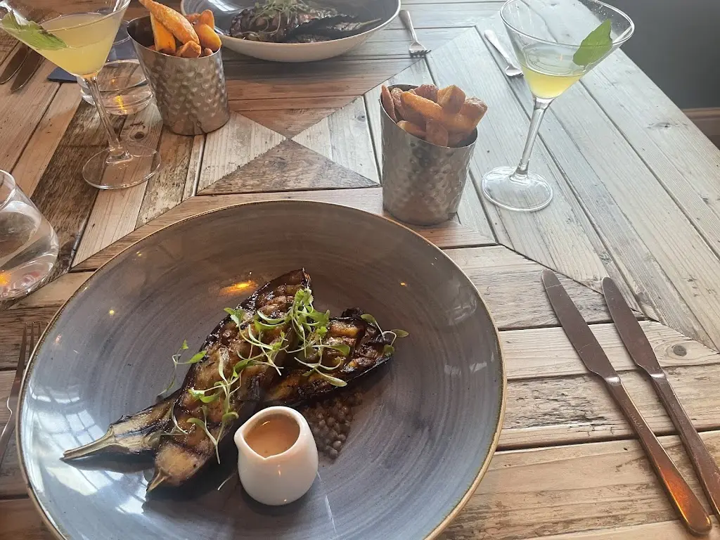 Jade Johnson_On The Quay_Hugh Town_review