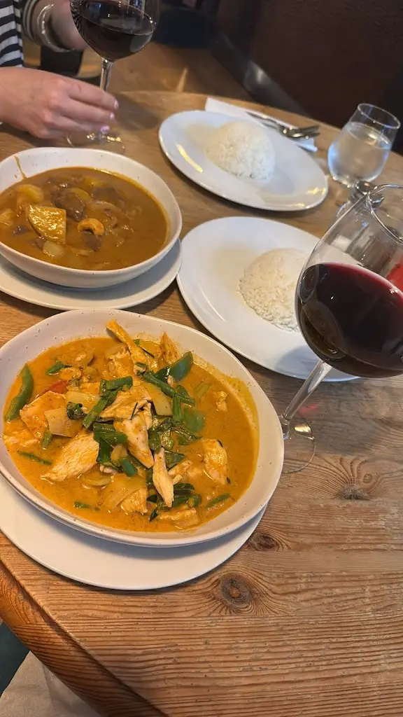 courtney bull_THE PLUME_Hungerford_review