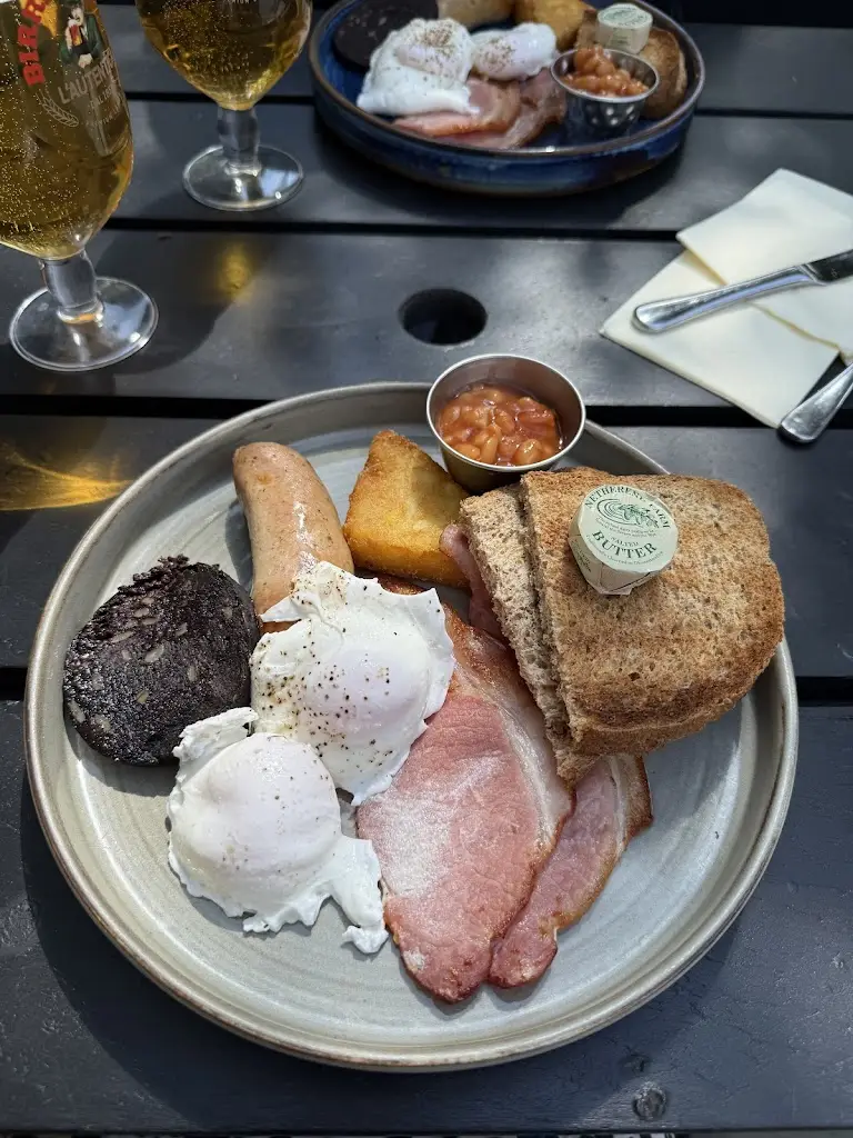 Charlie Johnston-Osgood_The Three Swans Hotel_Hungerford_review