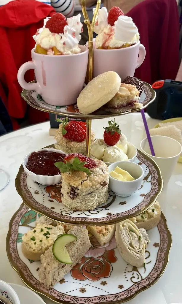 Lorraine Brooks_SunShine TeaRooms & Events_Ince Blundell_review