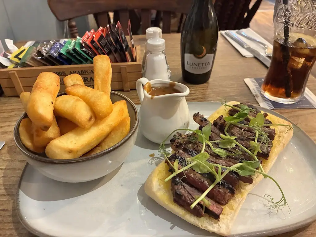 Kallum Cross_The Horseshoe_Kearsley_recensione