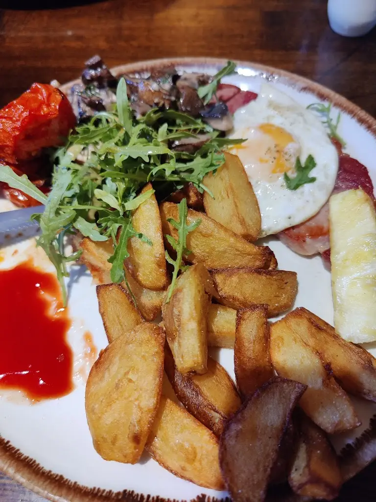 tiny lily_White Lion_Bakewell_review