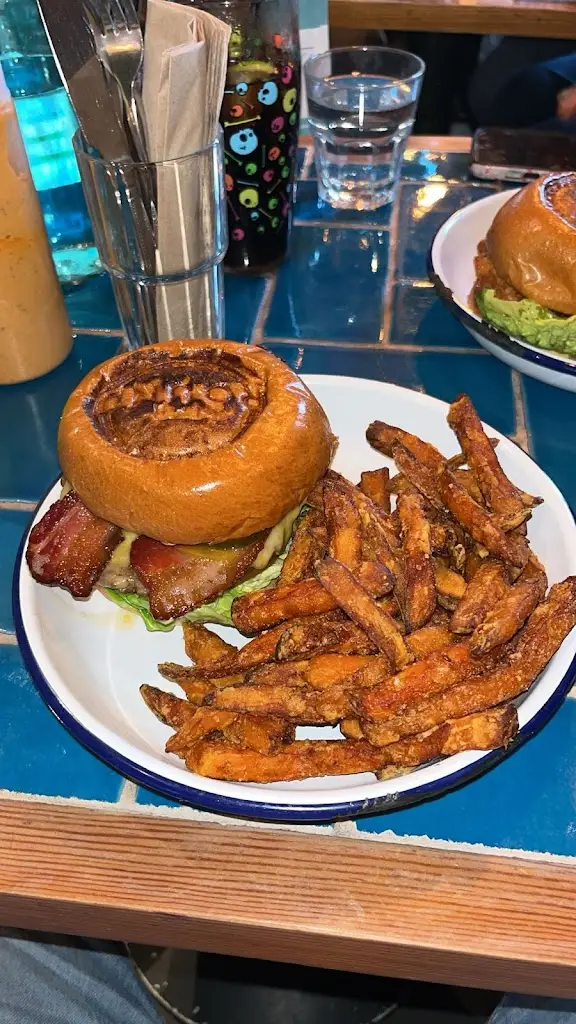 Harry Holt_The Round_Keswick_review